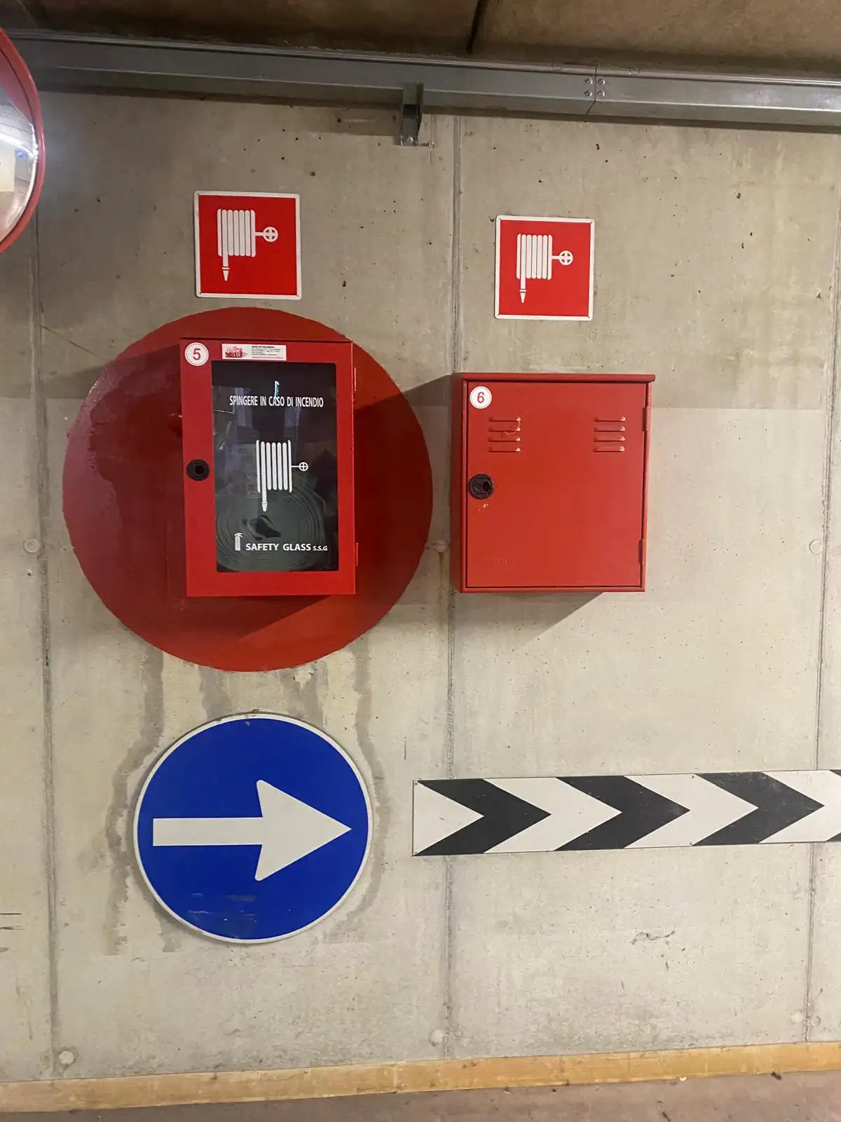 Cassette naspo e idrante con segnaletica in un'autorimessa